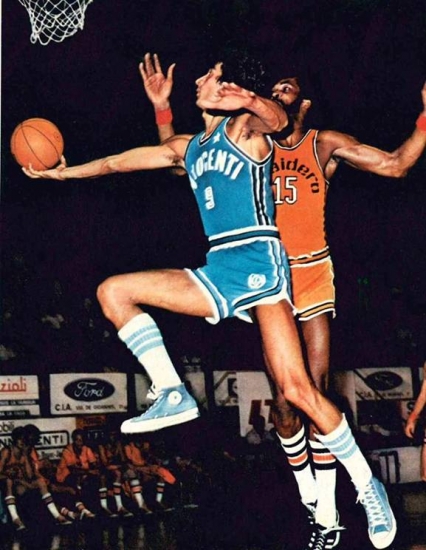 Renzo Bariviera in entrata con la maglia della Innocenti Milano